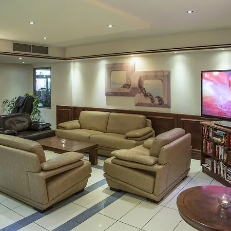 Manousos فندق 3*