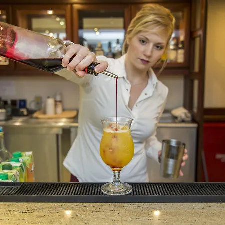 Manousos فندق 3*